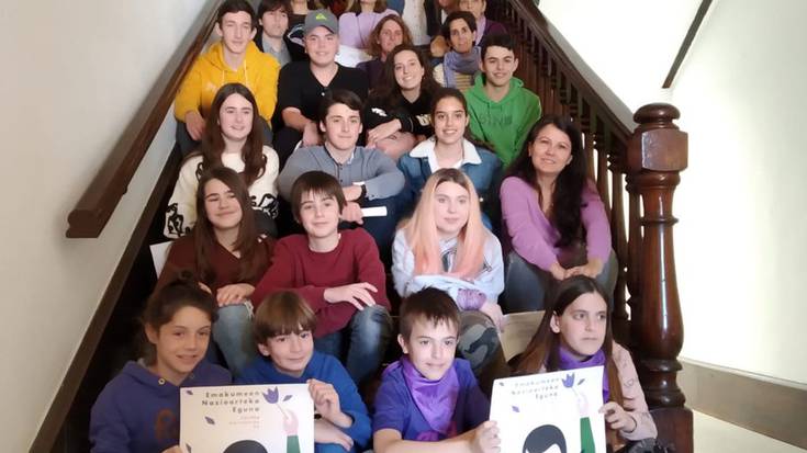 Ikastetxeek eta udalak bat egin dute greba feministarekin
