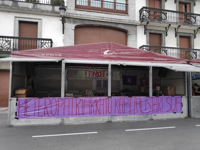 Lapurreta egin dute Azpeitiko txosna feministan