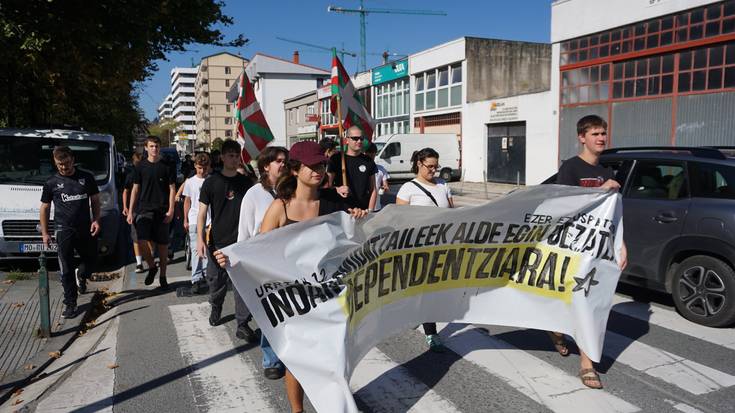 "Indar okupatzaileek alde egin" dezatela eskatu du hainbat herritarrek manifestazioan