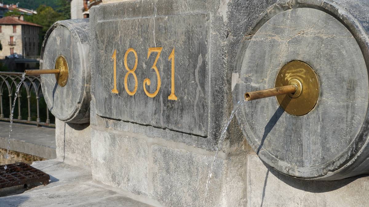 Ura dakar berriro zaharberritutako barriken iturriak