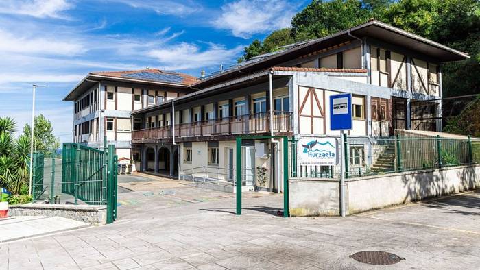 Iturzaeta herri eskolaren etxaurrea konpontzeko lanak berehala egiteko eskatu dio EAJk Udal Gobernuari