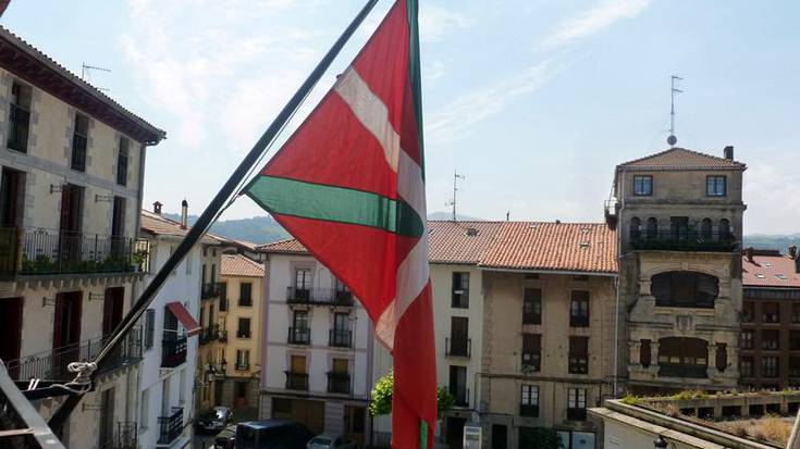 Euskal Errepublikaren aldarria, udaletxeko balkoian