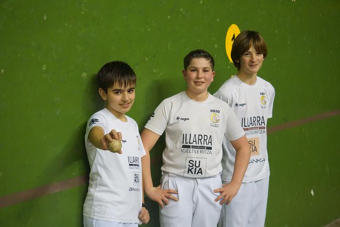 Pilota gero eta biziago, frontoian eta herrian