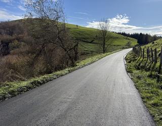 Otarre eta Atxuri baserriaren arteko errepidea konpondu eta asfaltatu du udalak
