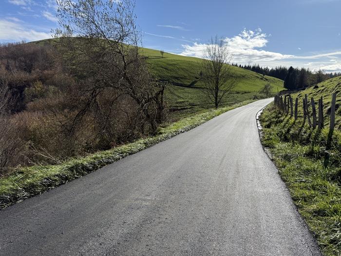 Otarre eta Atxuri baserriaren arteko errepidea konpondu eta asfaltatu du udalak