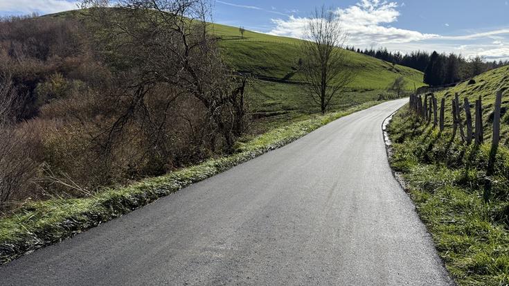 Otarre eta Atxuri baserriaren arteko errepidea konpondu eta asfaltatu du udalak
