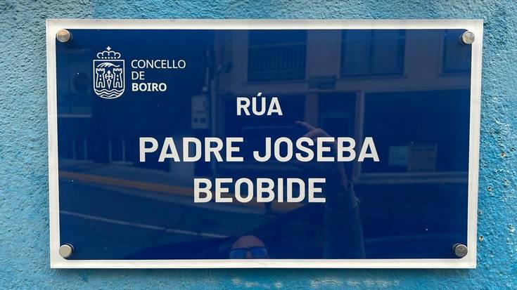 Joseba Beobide apaizaren izena jarri diote Galiziako Boiro herriko kale bati