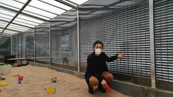 Udalak metakrilatozko panel gardenak jarri ditu haur eskolako hondar txokoan