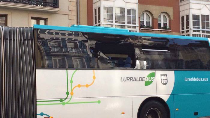 Lau lagun artatu dituzte olatu batek autobusa jo ondoren