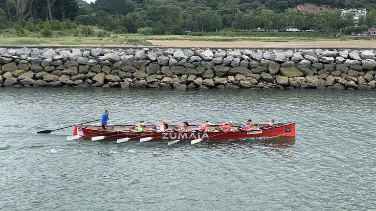 Larunbatean Zumaian jokatuko da arraunlari beteranoen traineru estropada