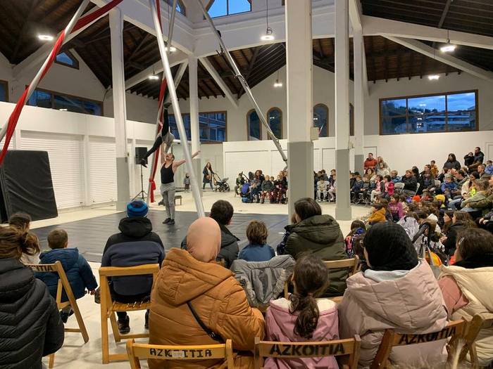Zirku ikuskizunarekin bukatu dira aurtengo Euskararen Eguneko ekitaldiak