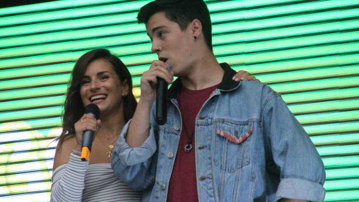 Go!azen telesaileko kideekin kantari