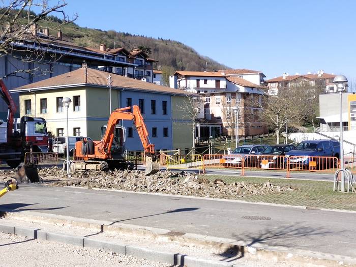 Herriguneko aparkalekua egokitzeko lanak martxan dira Aian