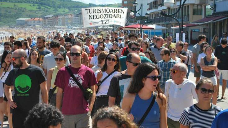 Turismoaren negozioaren aurka antolatzera eta borrokatzera deitu du Urola Kostako Kontseilu Sozialistak