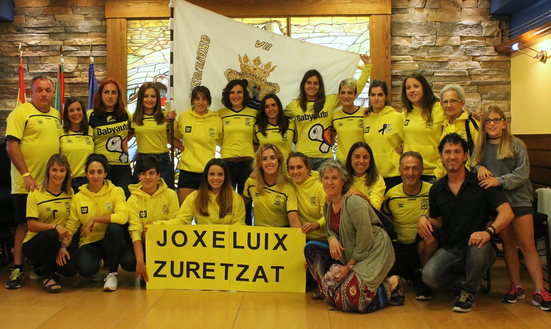 Joxe Luix Gozategiri eskaini dio emakumezkoen traineruak Lekeitioko bandera