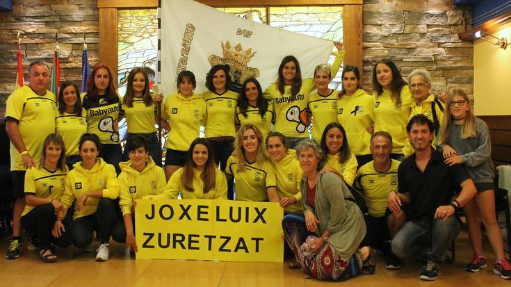 Joxe Luix Gozategiri eskaini dio emakumezkoen traineruak Lekeitioko bandera