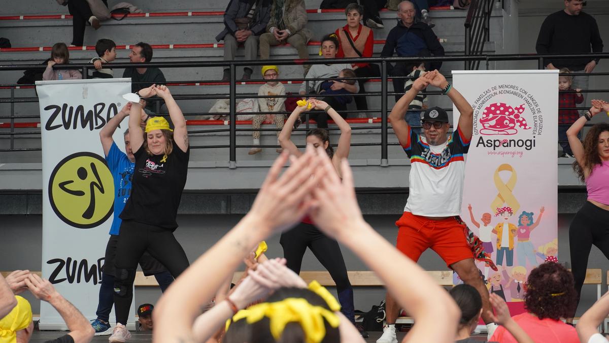 Berrehun lagunetik gora aritu dira dantzan minbizidun "piraten eta kapitainen" alde