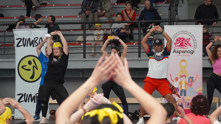 Berrehun lagunetik gora aritu dira dantzan minbizidun "piraten eta kapitainen" alde