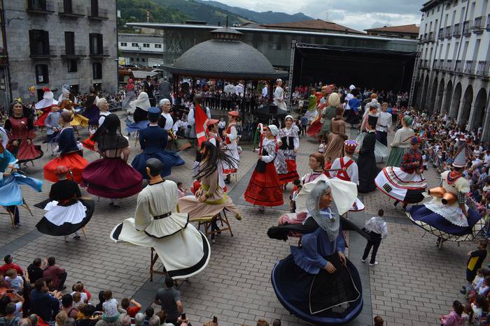 Euriak ez du zapuztu Azpeitiko Umeen Eguneko erraldoien festa