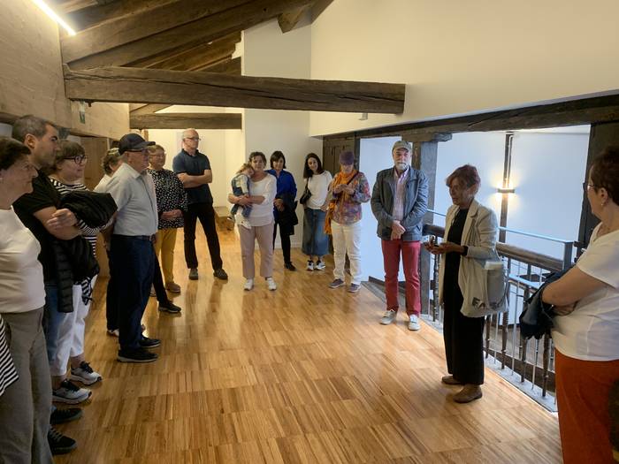 Bisita gidatu gehiago antolatu dituzte Komentua ezagutzeko