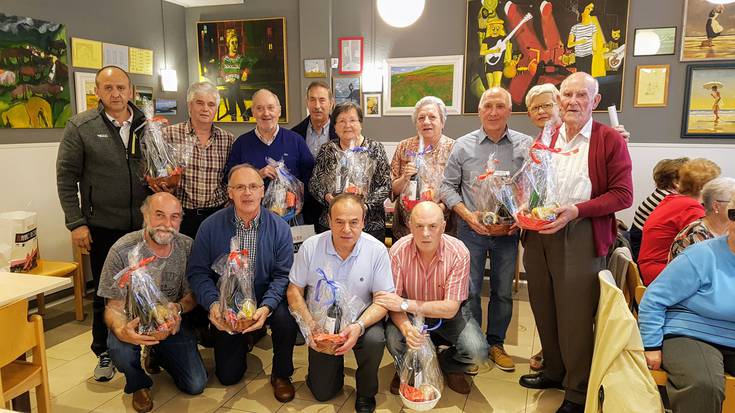 Hogarreko jokoetako sariak banatu dituzte