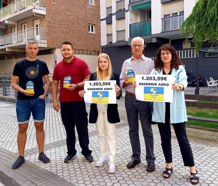 Ukrainako errefuxiatuen alde 1.203 euro bildu dituzte Gertu elkarteko saltokietan