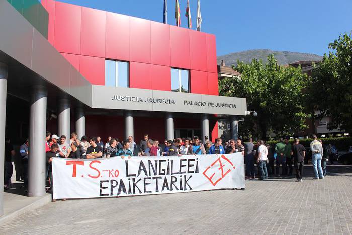TS-ko hiru langilek deklaratu dute, bulegoetako beharginak "beldurraraztea" leporatuta