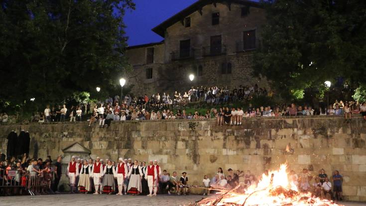 Suaren garrak eta danbor doinuak, San Joan bezperan osagarri