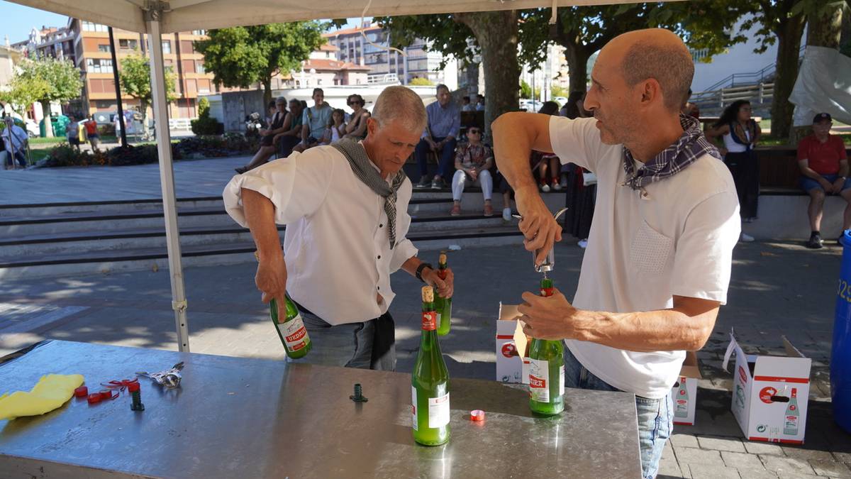 Sagardoaren eta taloen bueltan bildu dira zumaiarrak, Euskal Jai eguneko arratsaldeko txandan