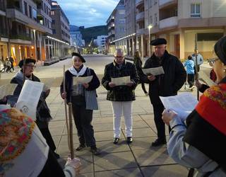 Sasi Ageda eskean atera da Korokoiak herriko kaleetara