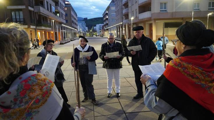 Sasi Ageda eskean atera da Korokoiak herriko kaleetara