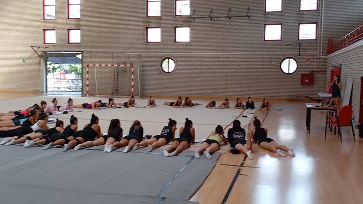 Gimnastika erritmikoko entrenatzaile izateko ikastaroa egiten ari dira Azkoitian