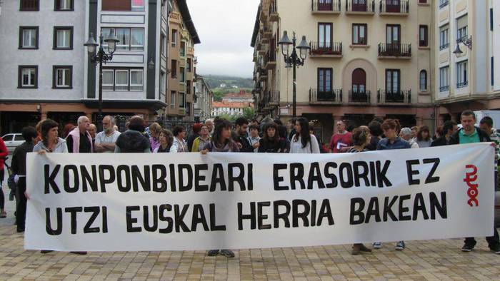 Elkarretaratzea egin dute Zarautzen, 'Konponbideari erasorik ez, utzi bakean Euskal Herria' lelopean