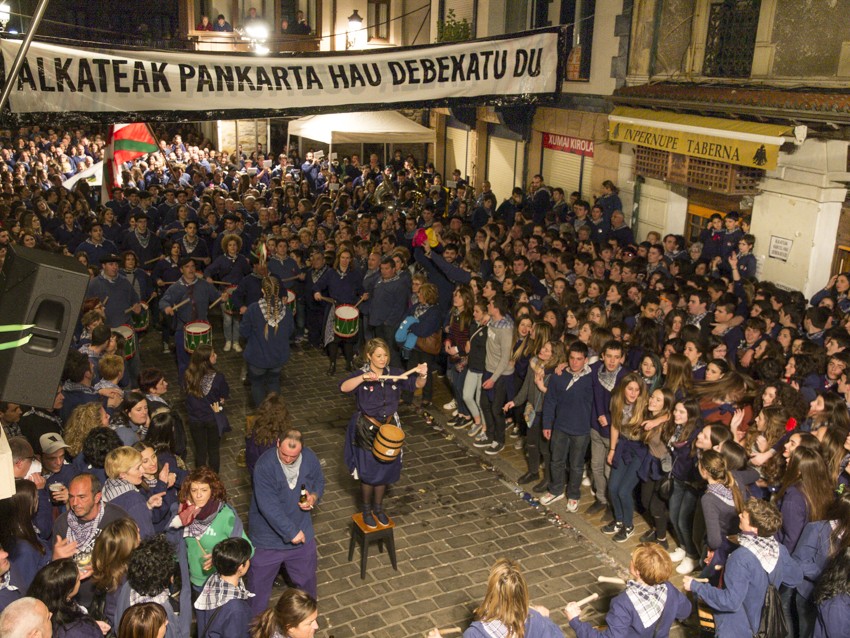 Santelmoak, jendez gainezka