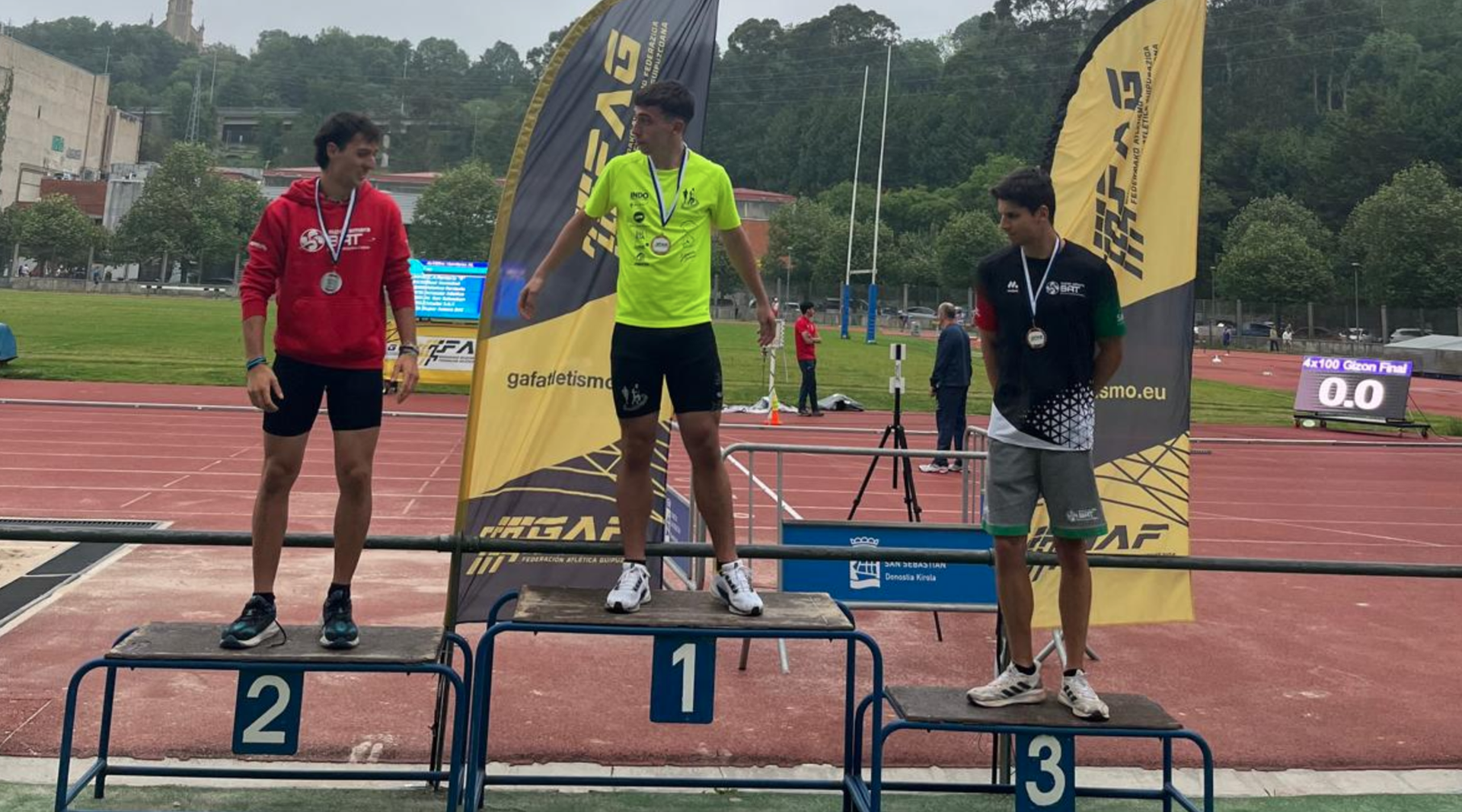 Kamel Ziani atletismo taldekoak podiumean absolutuen Gipuzkoako Atletismo Txapelketan