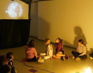 Itzalen antzerkia ezagutzeko aukera izan dute ikastetxeetako ikasleek