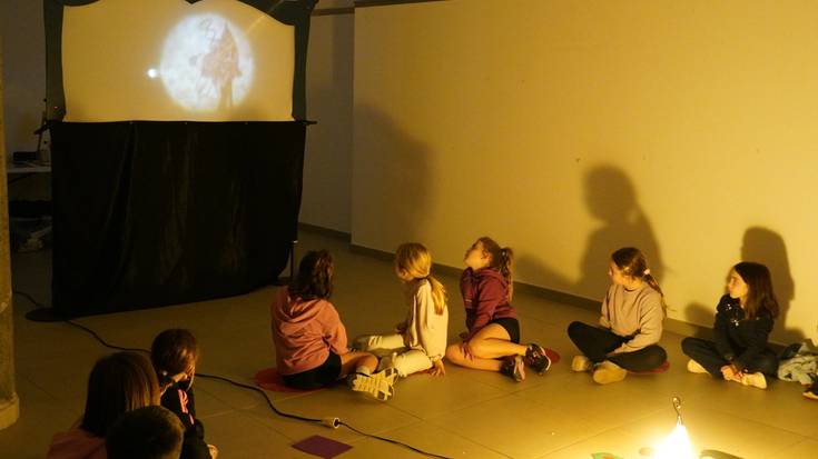 Itzalen antzerkia ezagutzeko aukera izan dute ikastetxeetako ikasleek