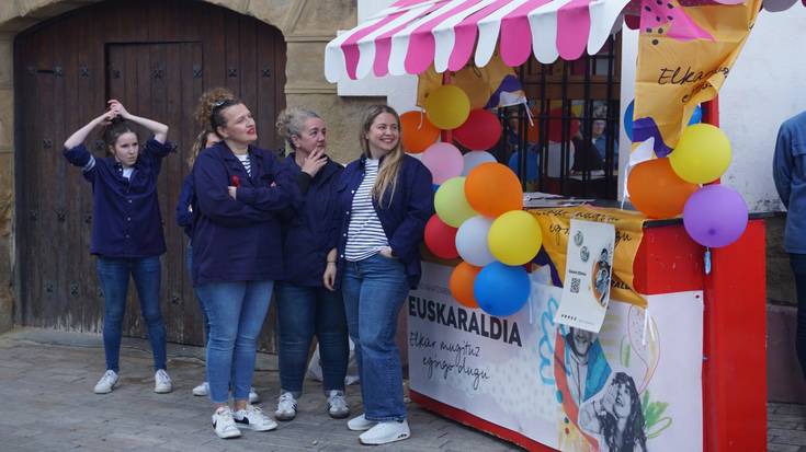 Euskaraldiko txapak soinean jartzeko unea heldu da