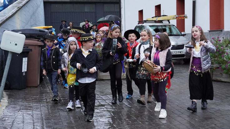 Eguraldi txarrak ez du zapuztu kaldereroen desfilea Zestoan