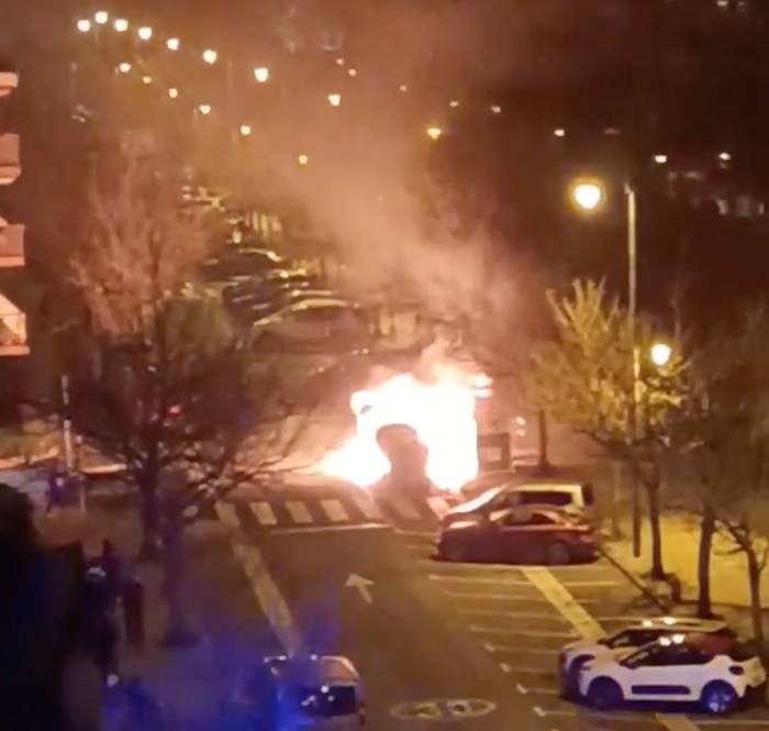 Zabor edukiontzi batzuek eta ibilgailu batek su hartu dute Lapurdi kalean