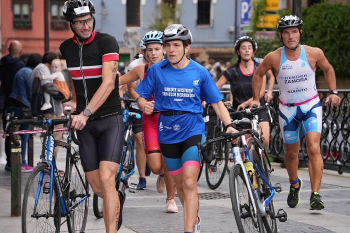 Itsaso txarrak duatloi bihurtu du Zarauzko Bikote Mistoen Triatloia
