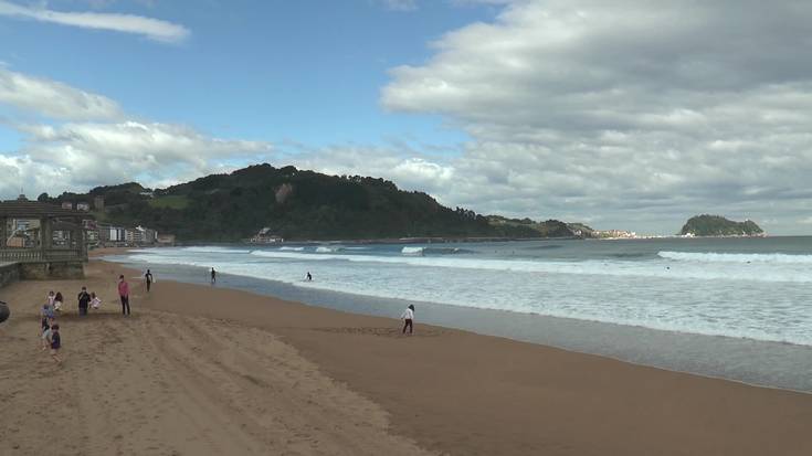 Martxan daude dagoeneko Zarauzko Udalak hondartzan jartzen dituen zerbitzuak