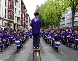 Danborrak astinduz ospatu dute gaztetxoek San Telmo bezpera