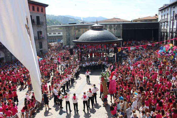 Arroxa koloreak eta festa giroak hartu du Azpeitia