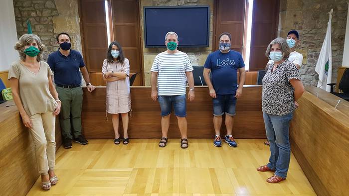 COVID-19a ez hedatzeko herritar guztien erantzukizuna eskatu dute Zumaiako alderdi politikoek eta ostalariek