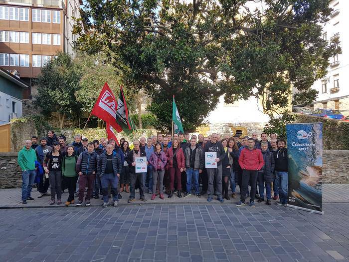 Urola Kostako ELA eta LAB herri galdeketen alde elkarretaratu dira Zumaian
