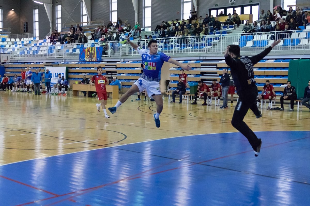 Ander Torrikok Balonmano Sinfin klub kantabriarrarekin sinatu du