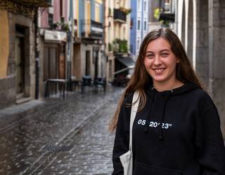 Neska arabiarrek pilotarekin duten loturaz jardungo du hizketan Naroa Agirrek