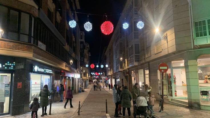 Piztu dituzte Gabonetako argiak