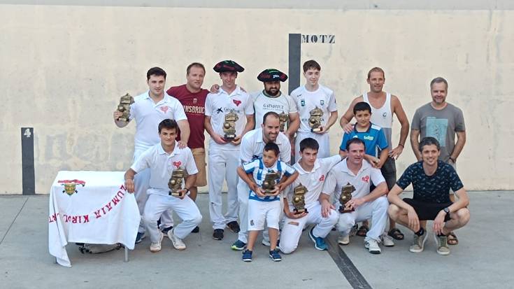 Peio Etxabek eta Jon Alkortak irabazi dute binakako esku pilota txapelketa